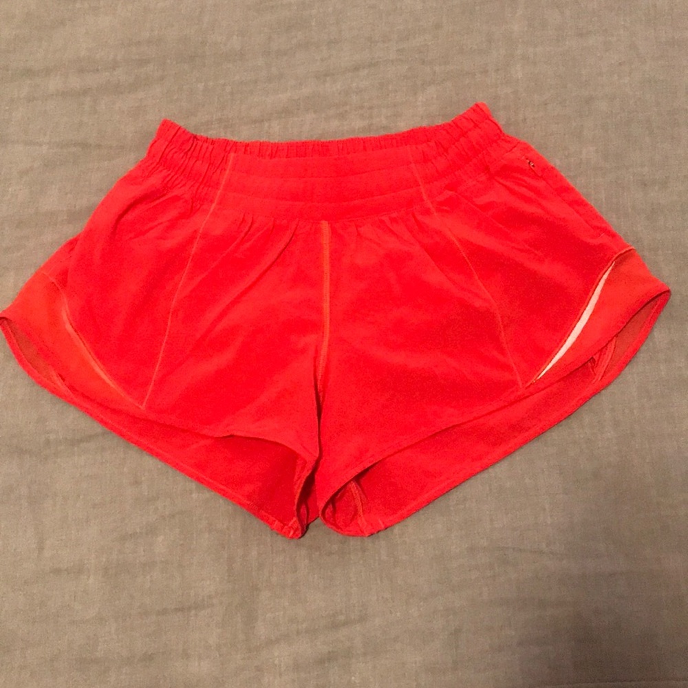 Lululemon Hotty Hot 2.5” shorts size 4 Carnation